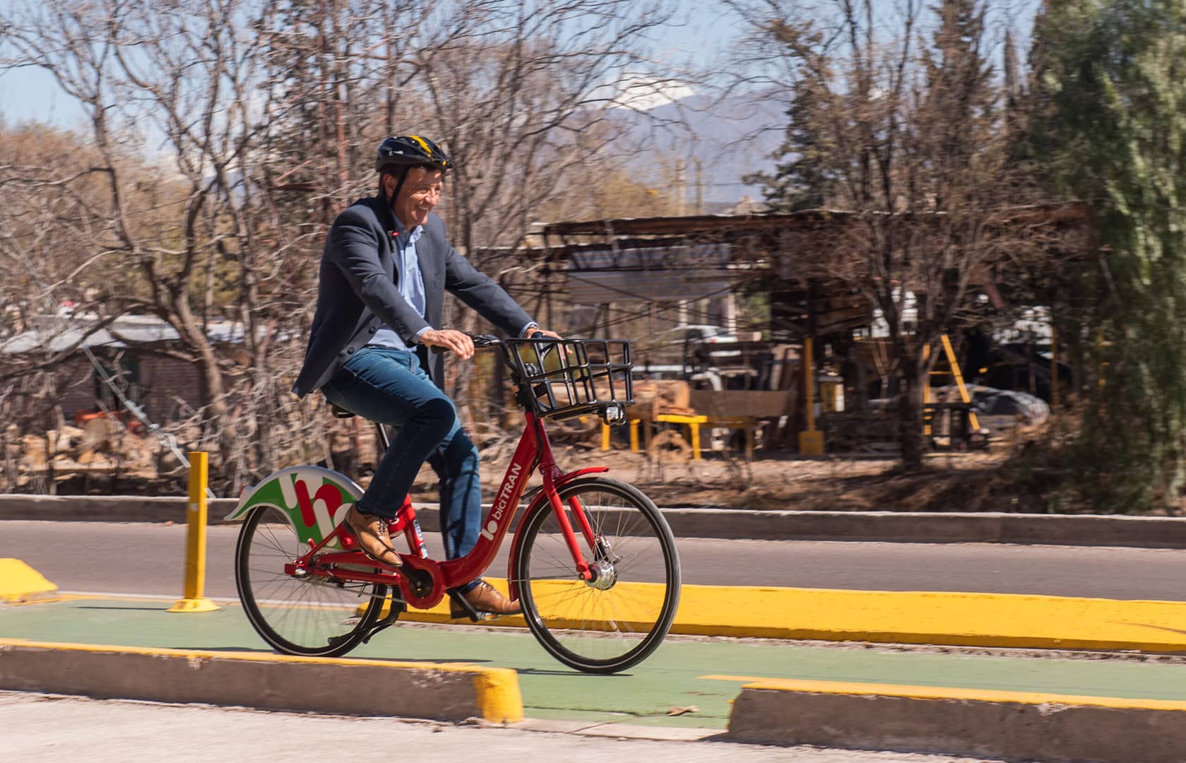 El gobernador de Mendoza en bicicleta recorriendo el sistema Bicitran.