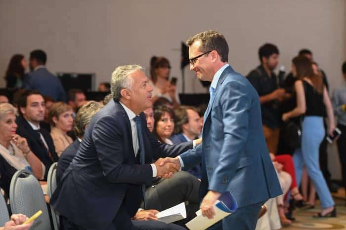 El Gobernador de Mendoza Alfredo Cornejo saluda al Presidente del Consejo Empresario Mendocino Eduardo Pulenta.